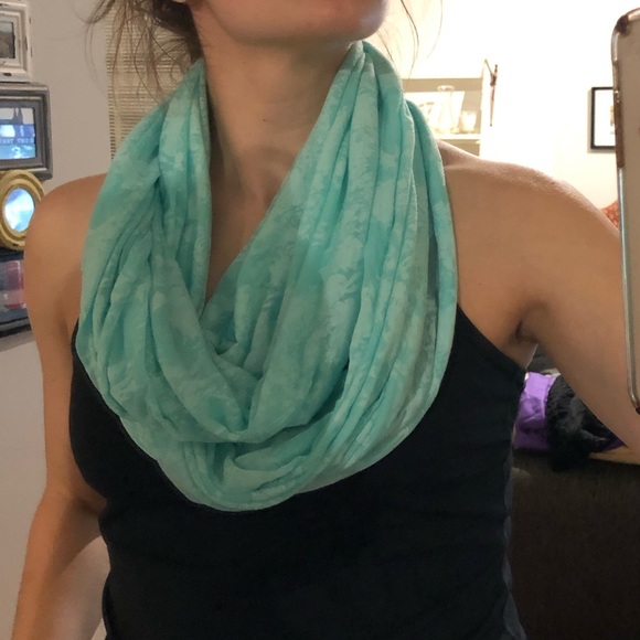 GAP Infinity Scarf - Picture 4 of 4